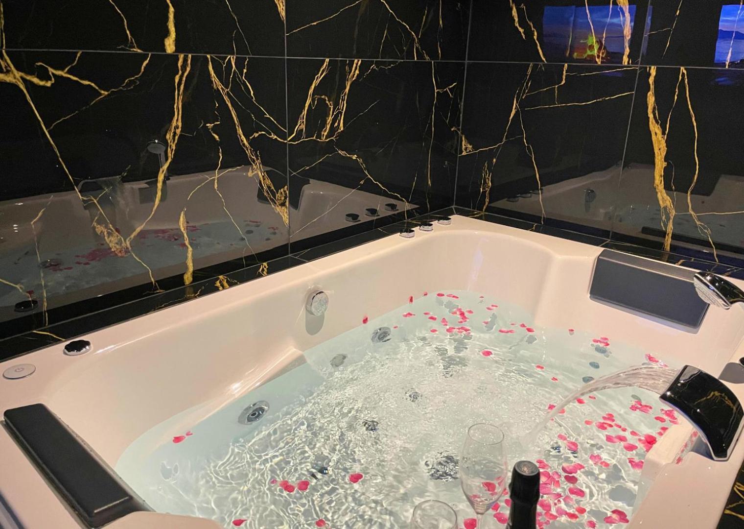 Sejour Detente A Saint-Omer - Jacuzzi Prive, Terrasse, Centre-Ville Et Parking Gratuit Εξωτερικό φωτογραφία